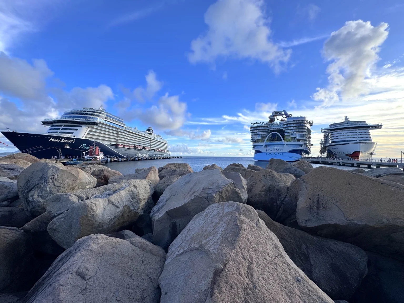 Drei Kreuzfahrtschiffe am Hafen St. Kitts