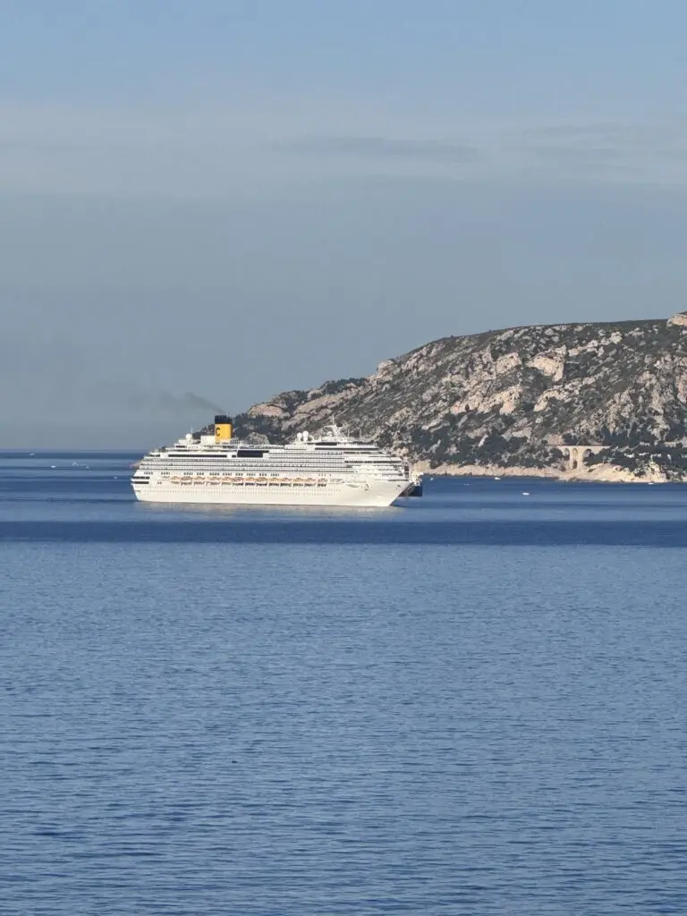 Küste Marseille mit Kreuzfahrtschiff