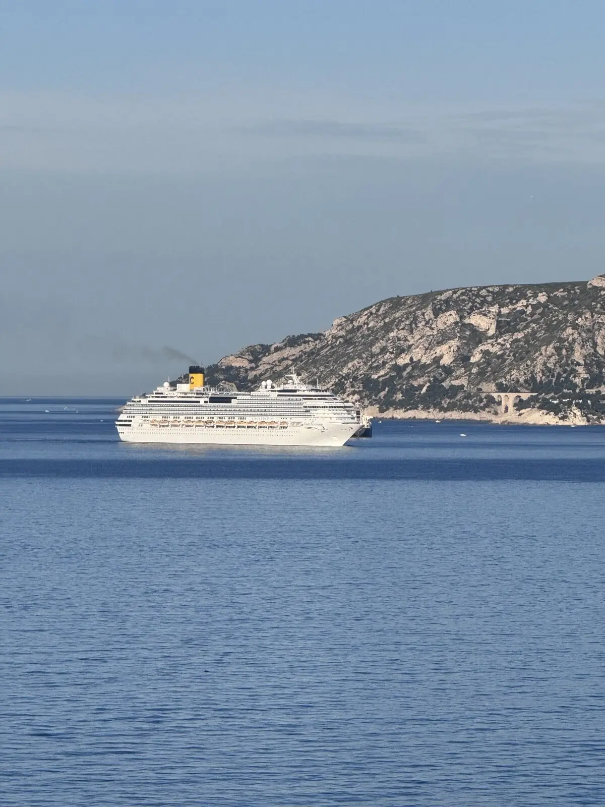 Küste Marseille mit Kreuzfahrtschiff