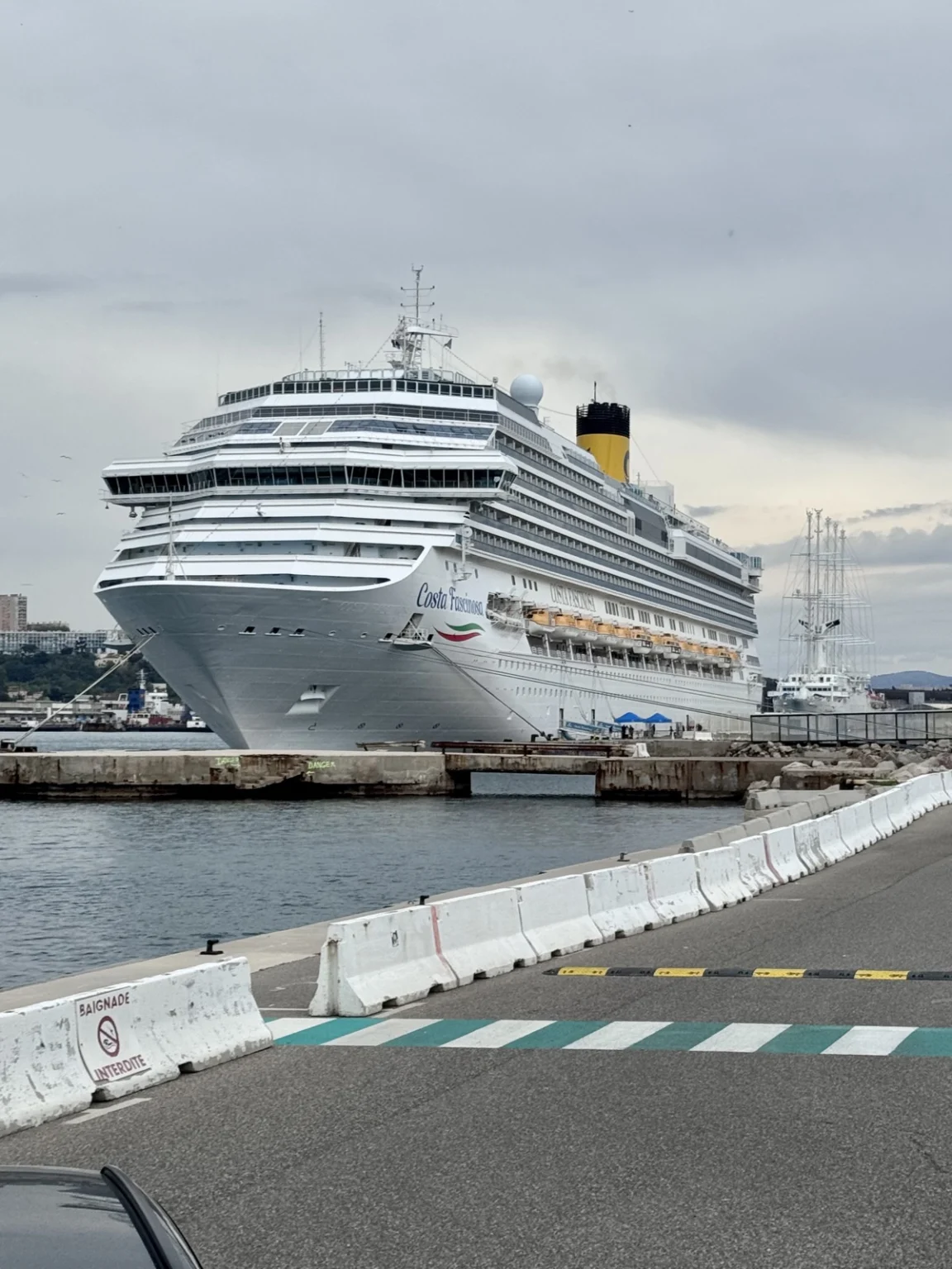 Costa im Hafen von Marseille