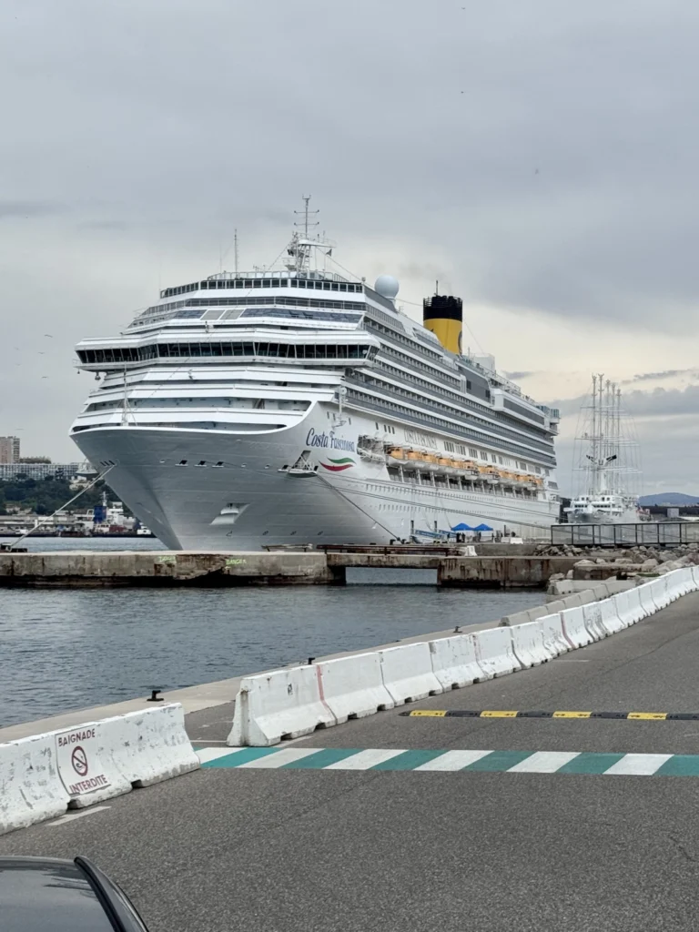 Costa im Hafen von Marseille