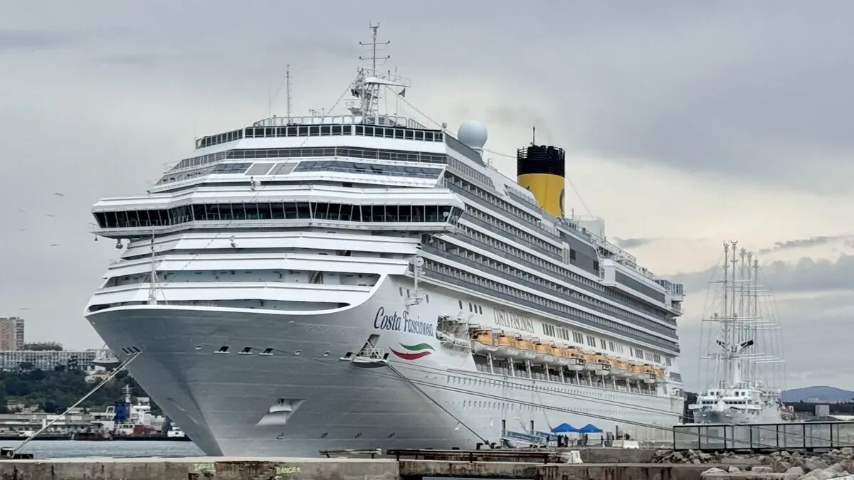 Costa im Hafen von Marseille