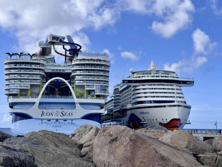 Kreuzfahrtschiffe am Hafen St. Kitts