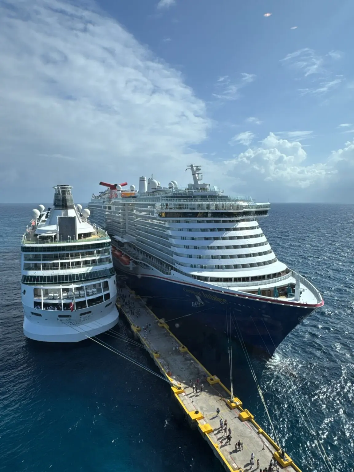 Kreuzfahrtschiffe am Hafen Costa Maya