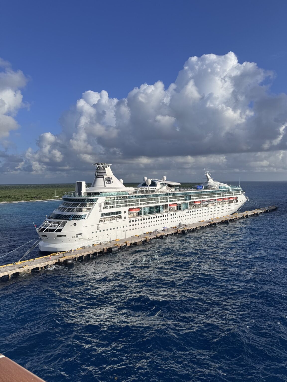 Kreuzfahrtschiff am Hafen Costa Maya Mexiko