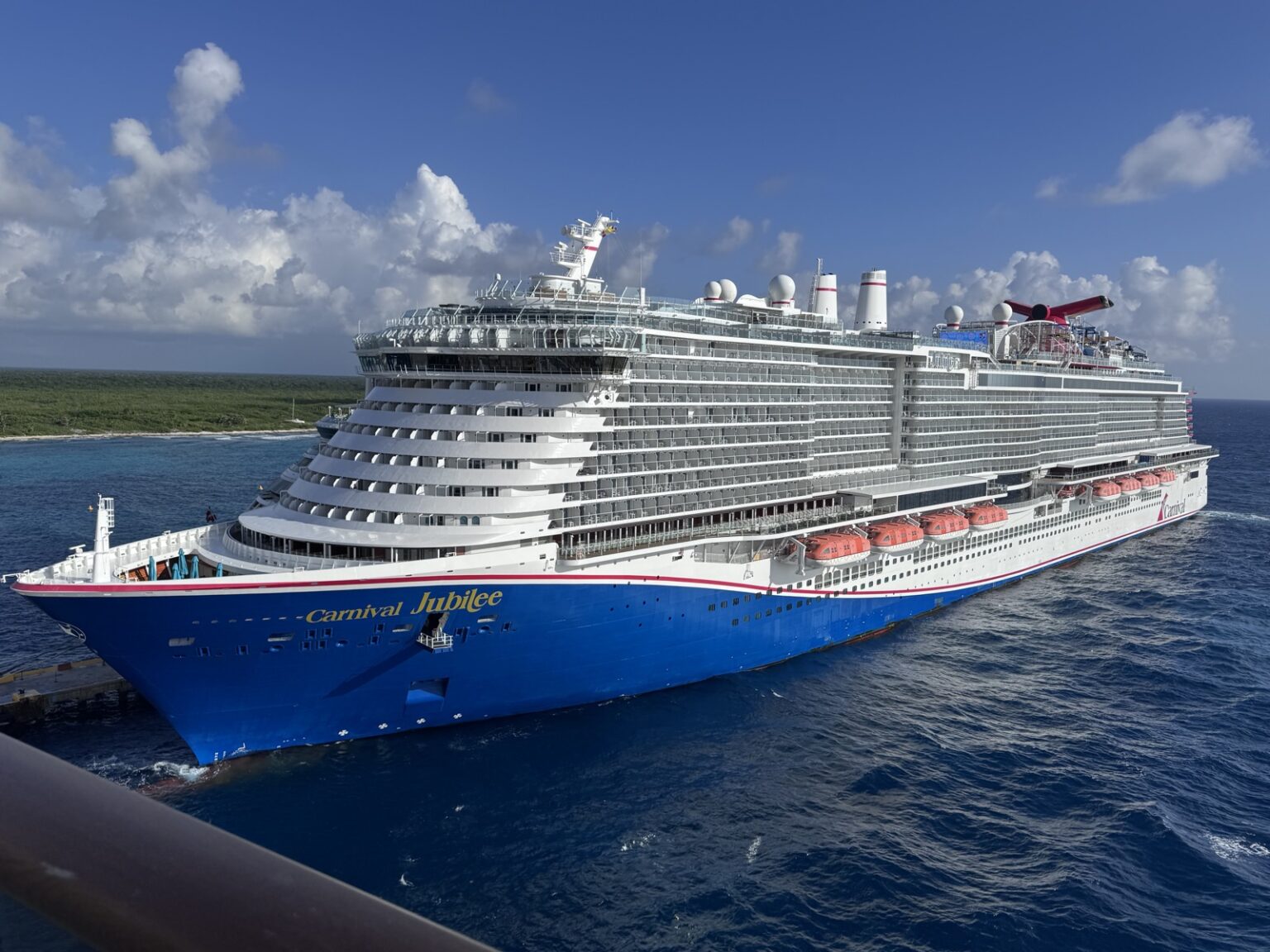 Kreuzfahrtschiff am Hafen Costa Maya Mexiko