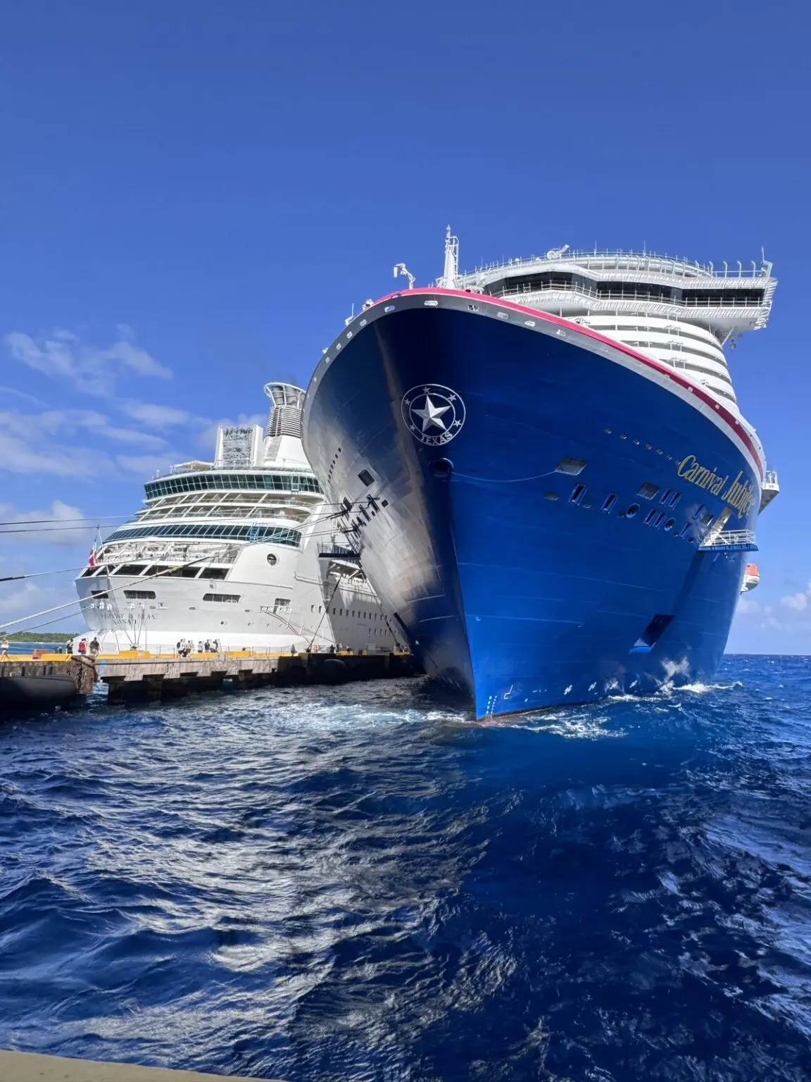 Kreuzfahrtschiffe am Hafen Costa Maya