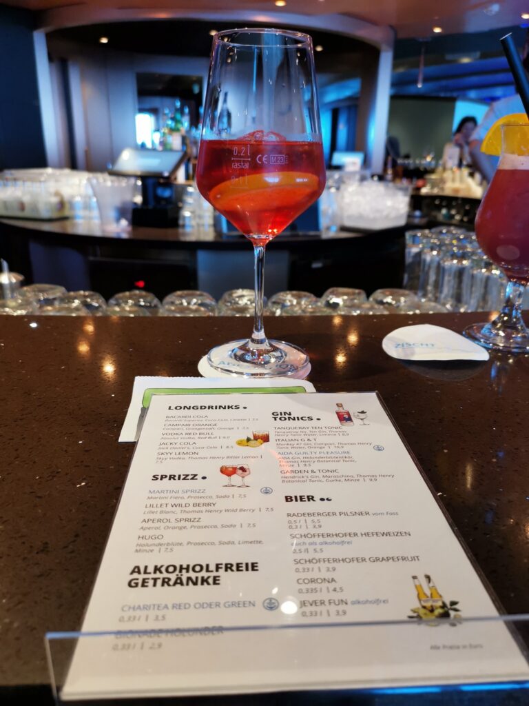 Cocktail und Karte auf einem Kreuzfahrtschiff