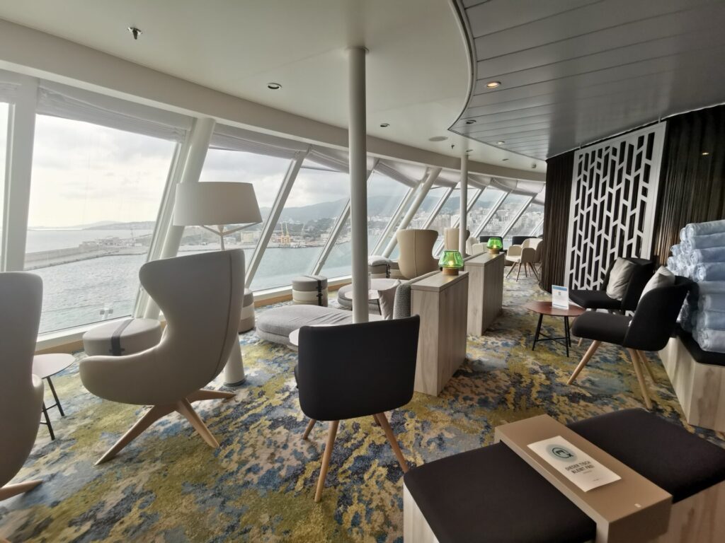 Blick in Bar auf einem Kreuzfahrtschiff