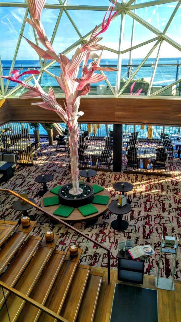 Blick in Bar auf einem Kreuzfahrtschiff