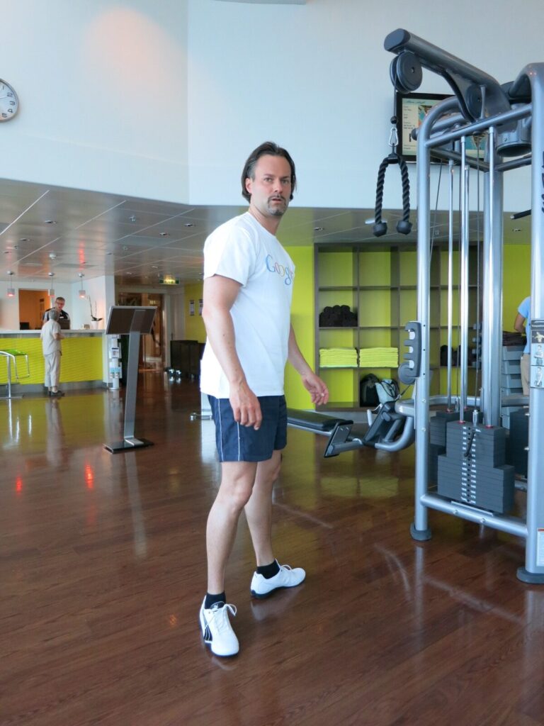 Mann im Fitness-Studio auf einem Kreuzfahrtschiff