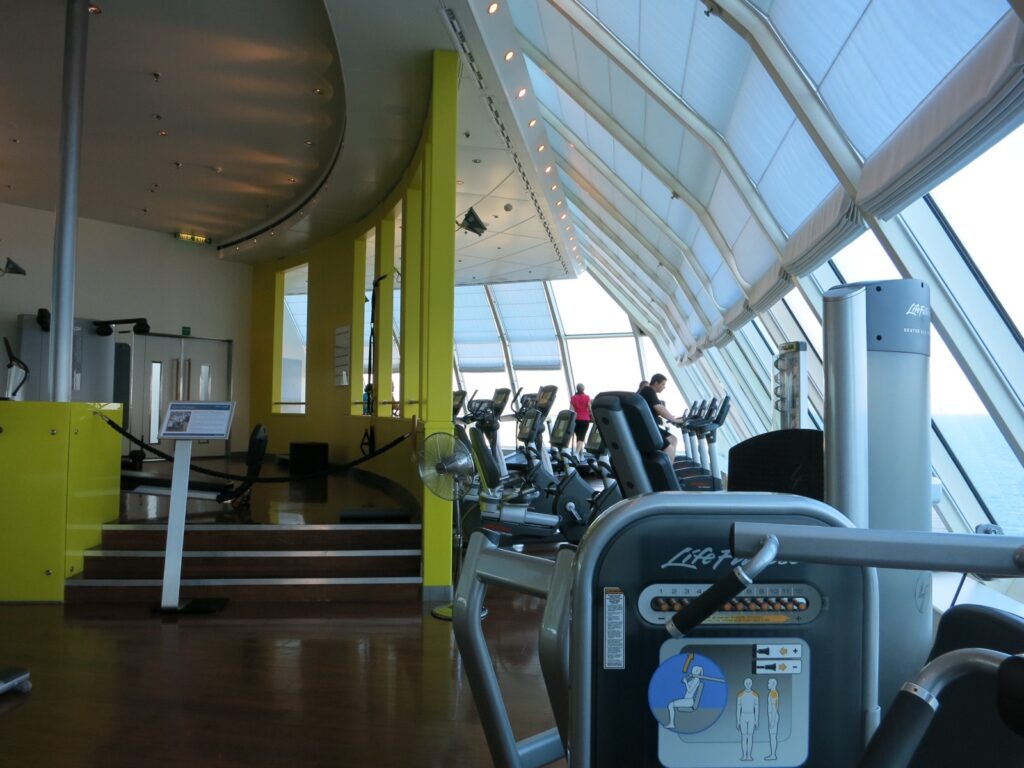 Fitness-Studio auf einem Kreuzfahrtschiff