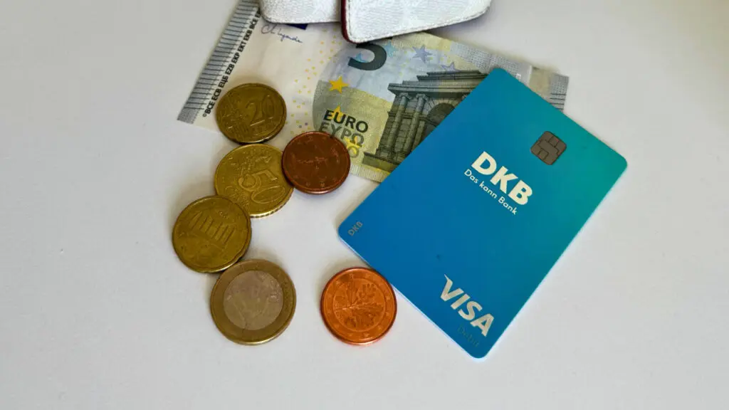 Geldbeute mit Kreditkarte und Münzen