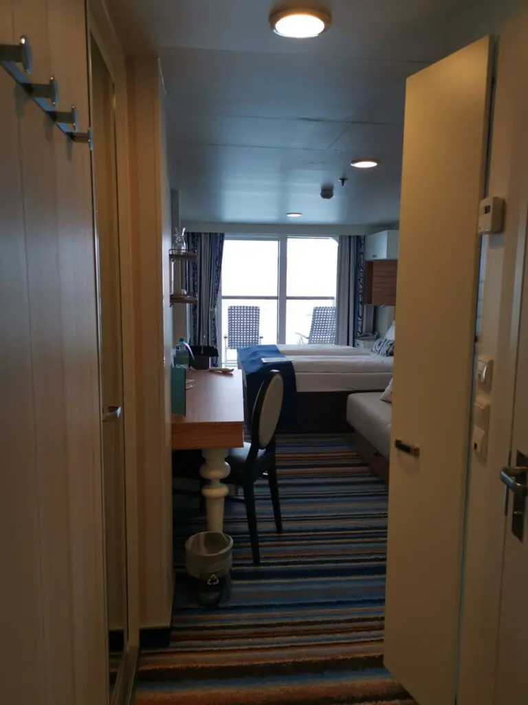 Blick in Balkonkabine auf einem Kreuzfahrtschiff