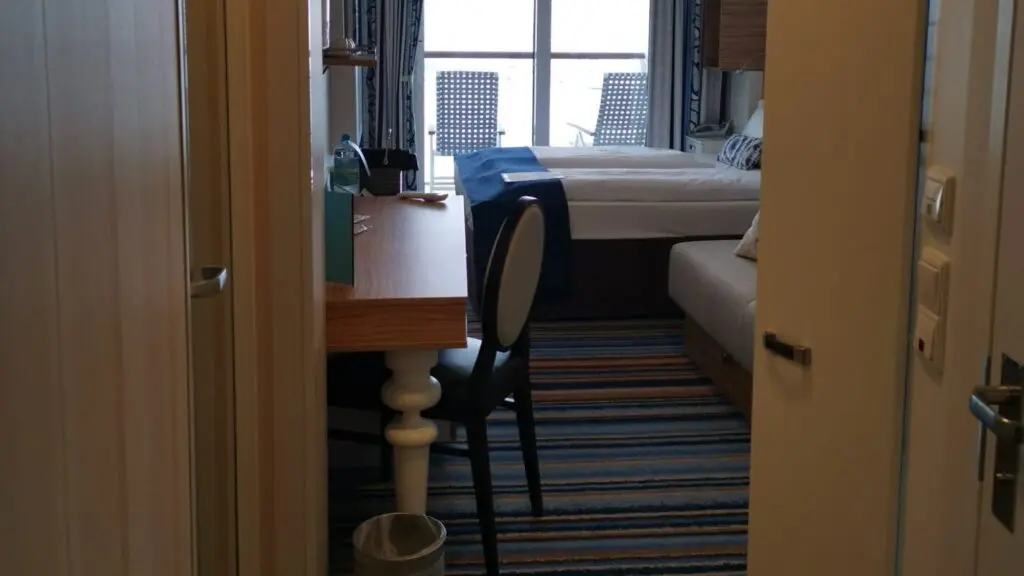 Blick in Balkonkabine auf einem Kreuzfahrtschiff