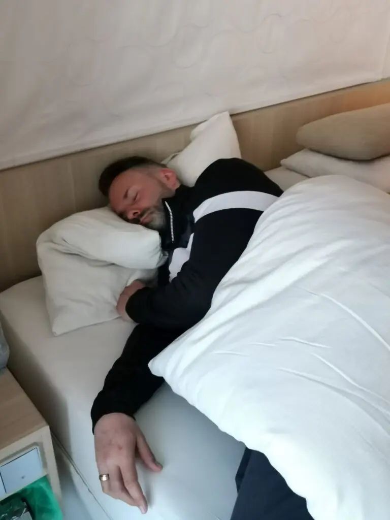 Mann in Bett Seekrank