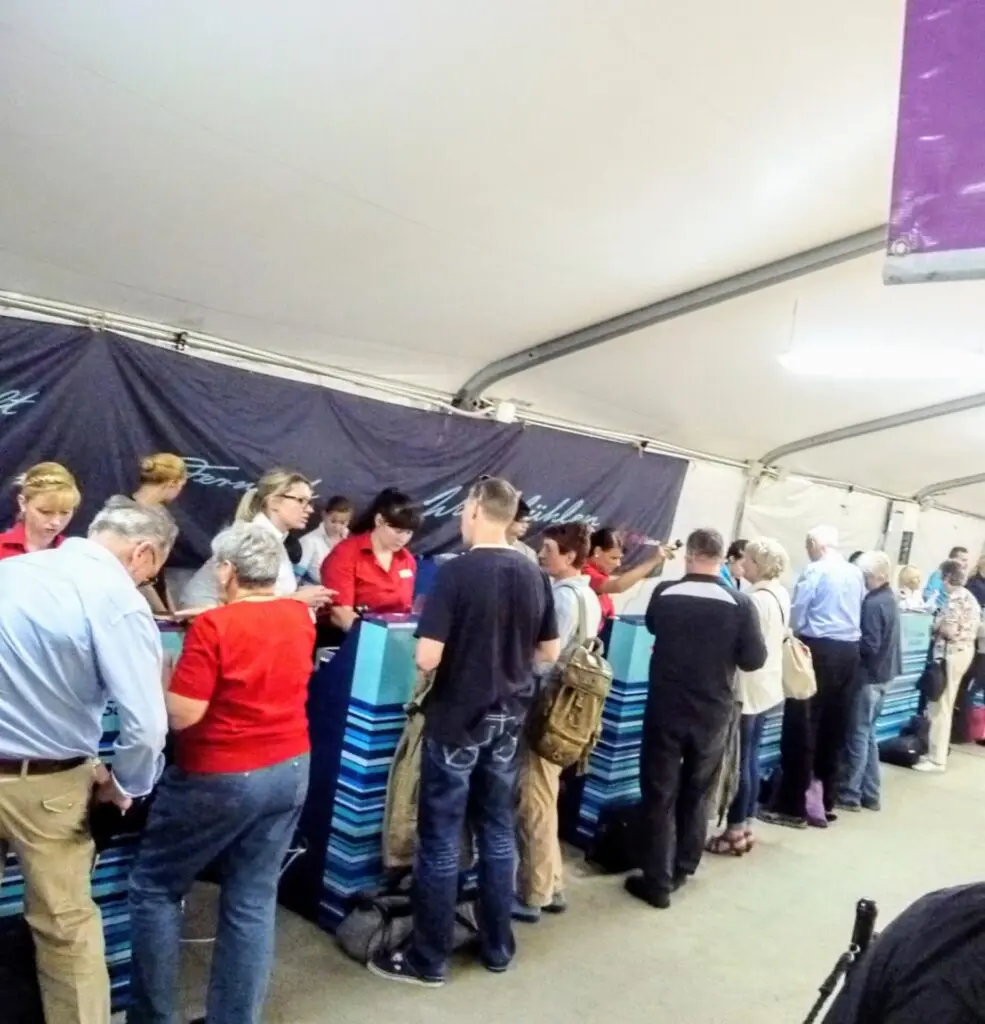 Warteschlange Check-in Kreuzfahrtschiff