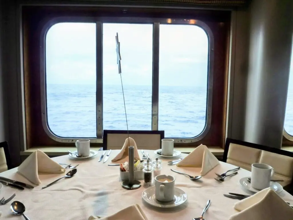 Restauranttisch auf einem Kreuzfahrtschiff mit Fensterblick