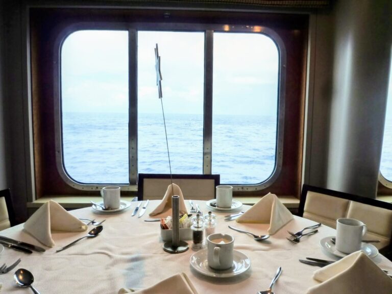 Restauranttisch auf einem Kreuzfahrtschiff mit Fensterblick