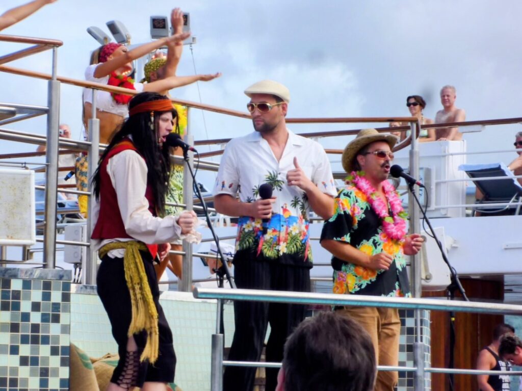 Party auf Pooldeck auf Kreuzfahrtschiff