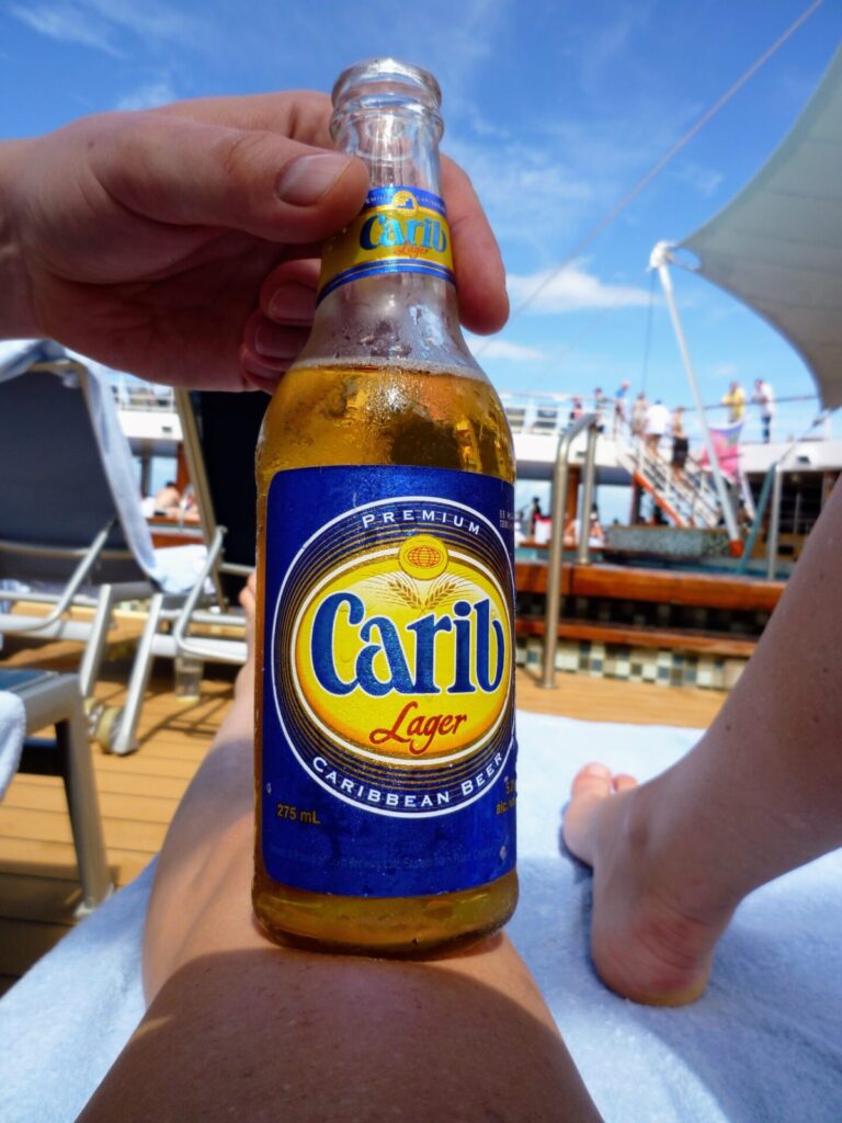 Bier auf Pooldeck auf Kreuzfahrtschiff