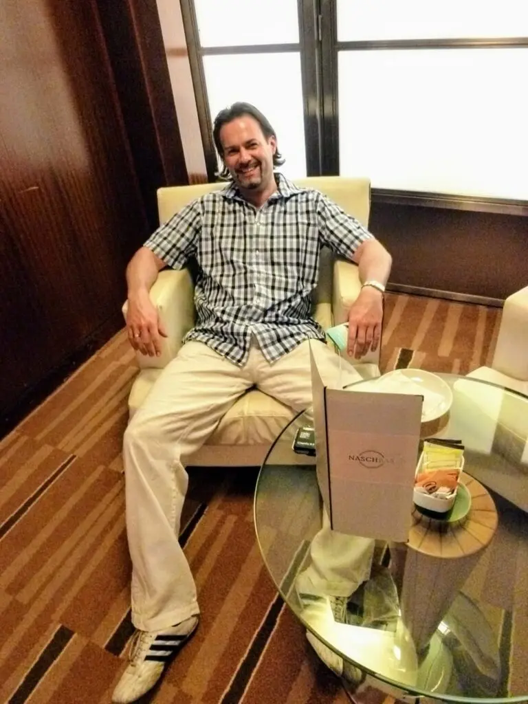 Mann in Sessel auf einem Kreuzfahrtschiff