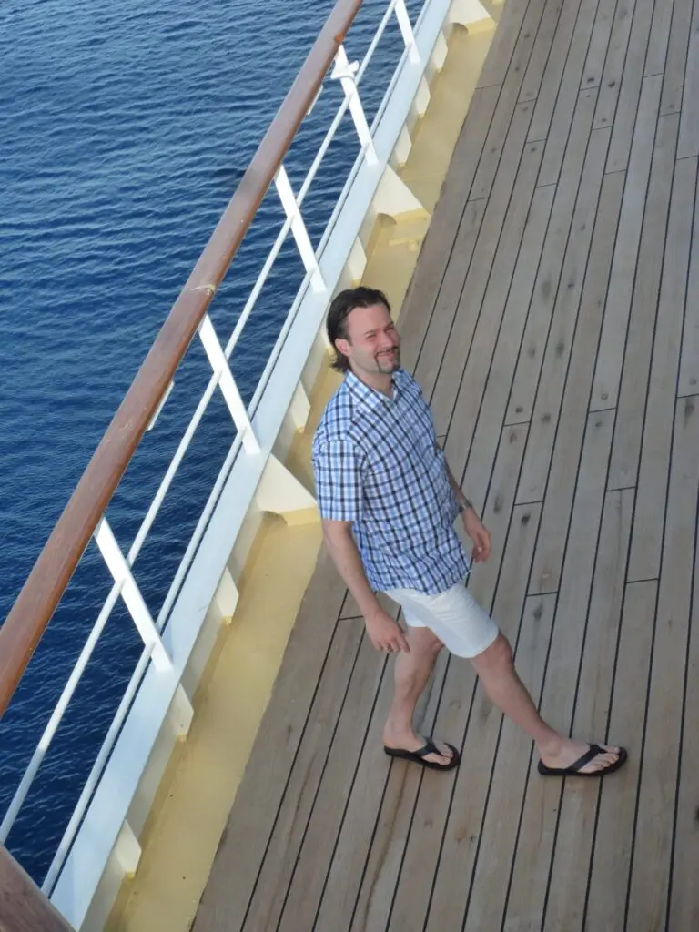Mann auf Kreuzfahrtschiff