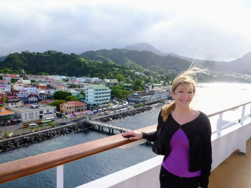 Frau an Deck eines Kreuzfahrtschiffes