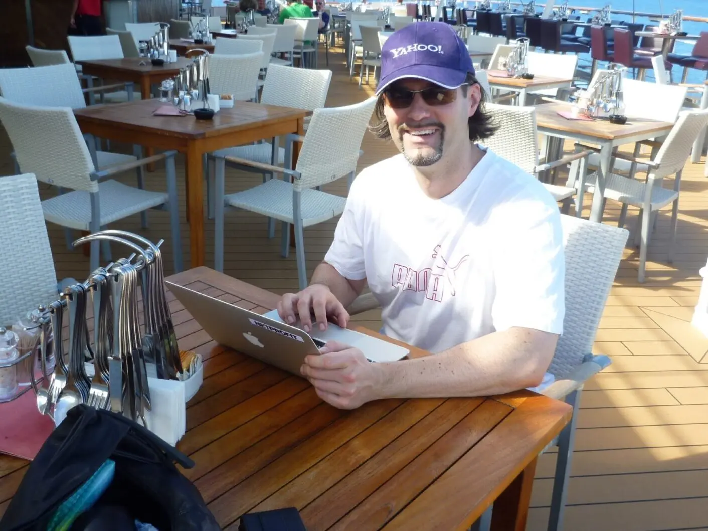 Mann beim Essen auf einem Kreuzfahrtschiff Fasst-Food-Lokal