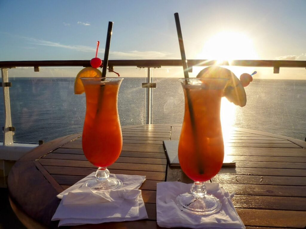 Zwei Cocktails bei Sonnenuntergang