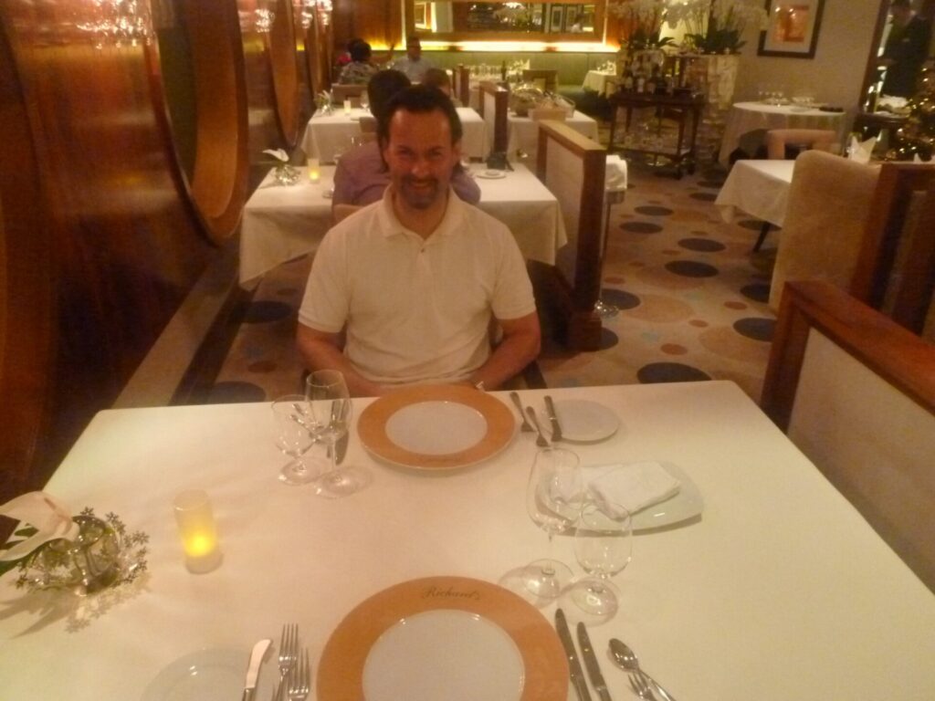 Mann in Restaurant auf einem Kreuzfahrtschiff