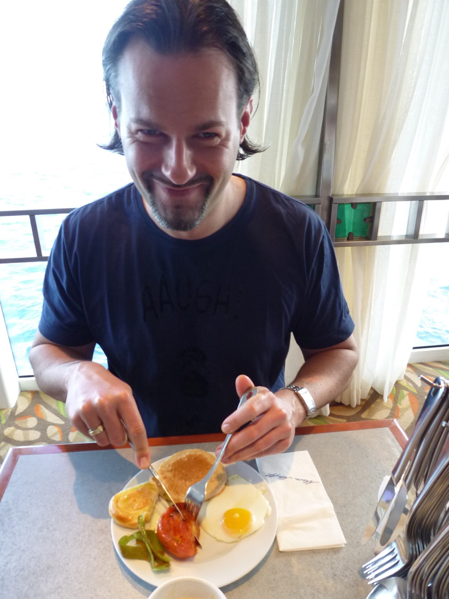 Mann beim Essen auf einem Kreuzfahrtschiff Fasst-Food-Lokal