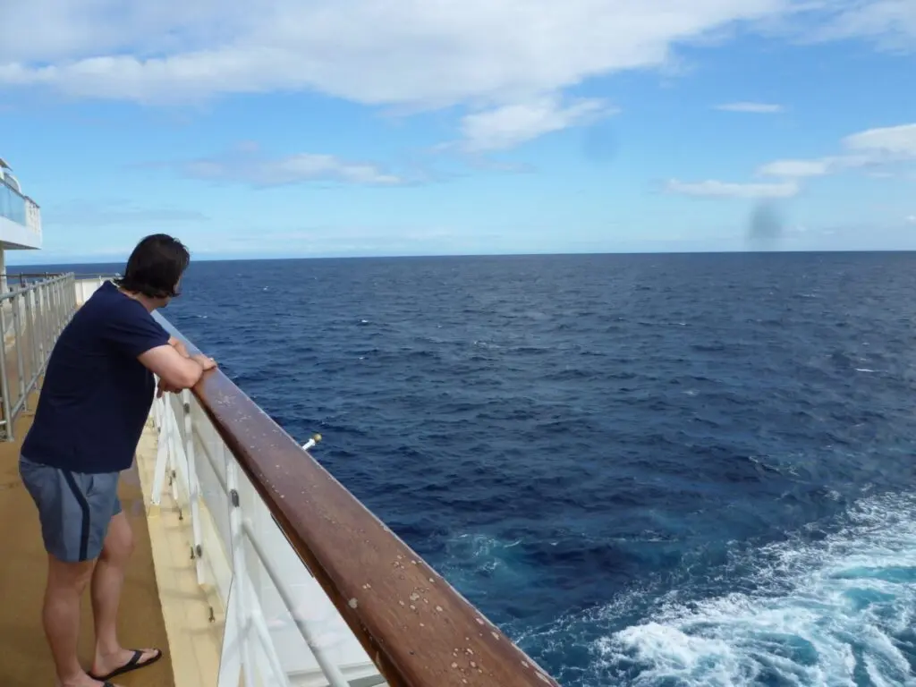 Mann auf Kreuzfahrtschiff Seekrank