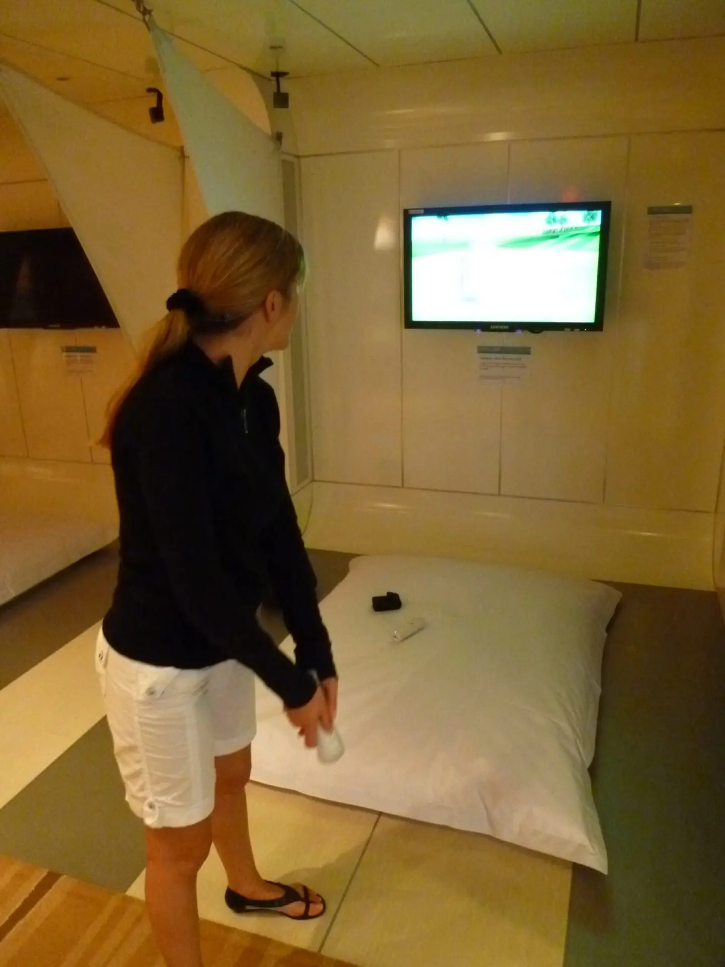 Frau spielt WII auf einem Kreuzfahrtschiff