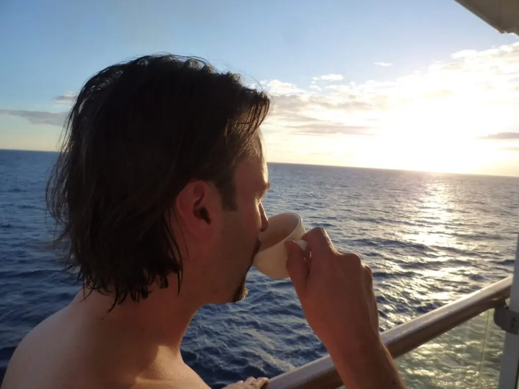 Mann trinkt Kaffee auf Kreuzfahrtschiff