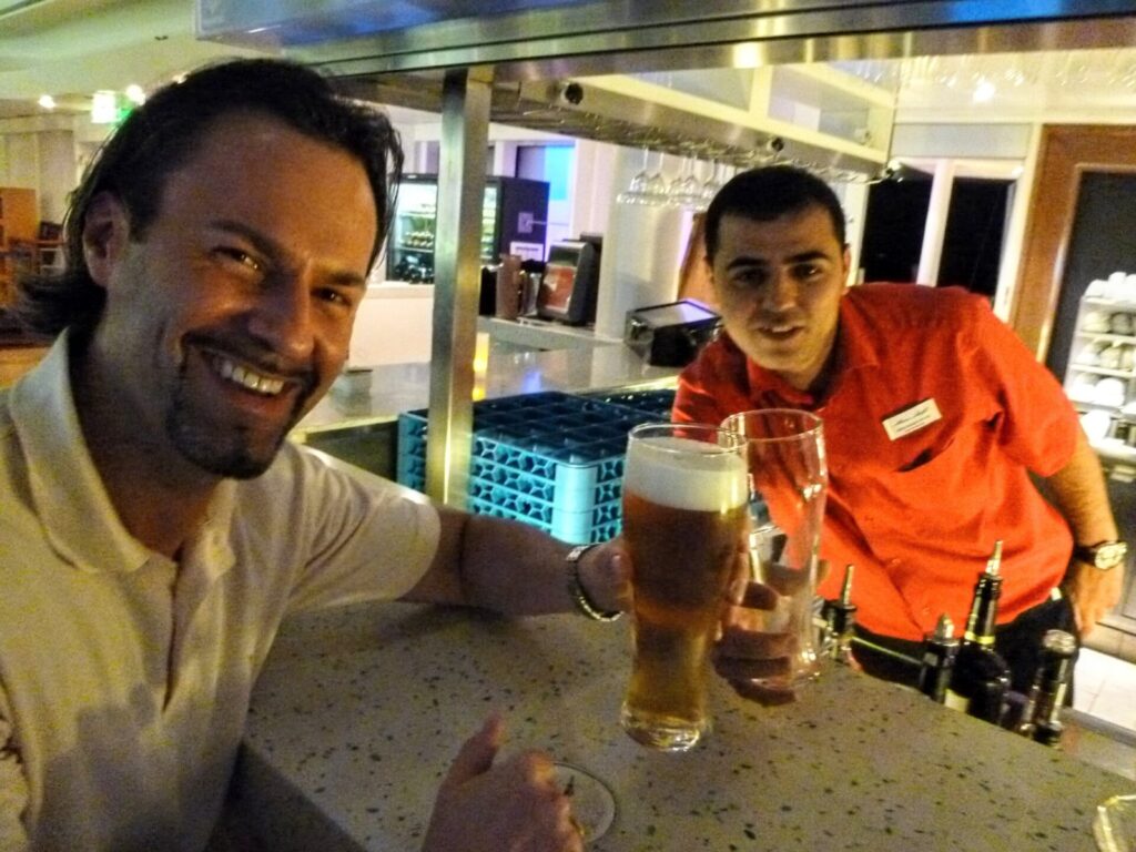 Mann und Barkeeper auf einem Kreuzfahrtschiff