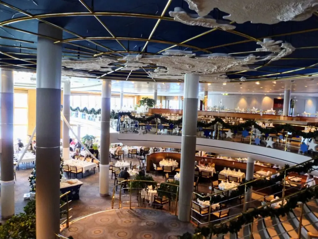 Blick in Restaurant auf einem Kreuzfahrtschiff
