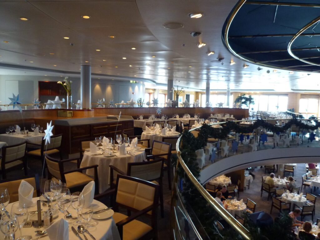 Restaurant auf einem Kreuzfahrtschiff