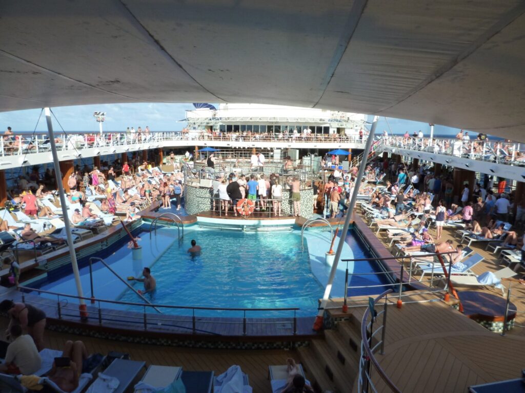 Pooldeck auf Kreuzfahrtschiff