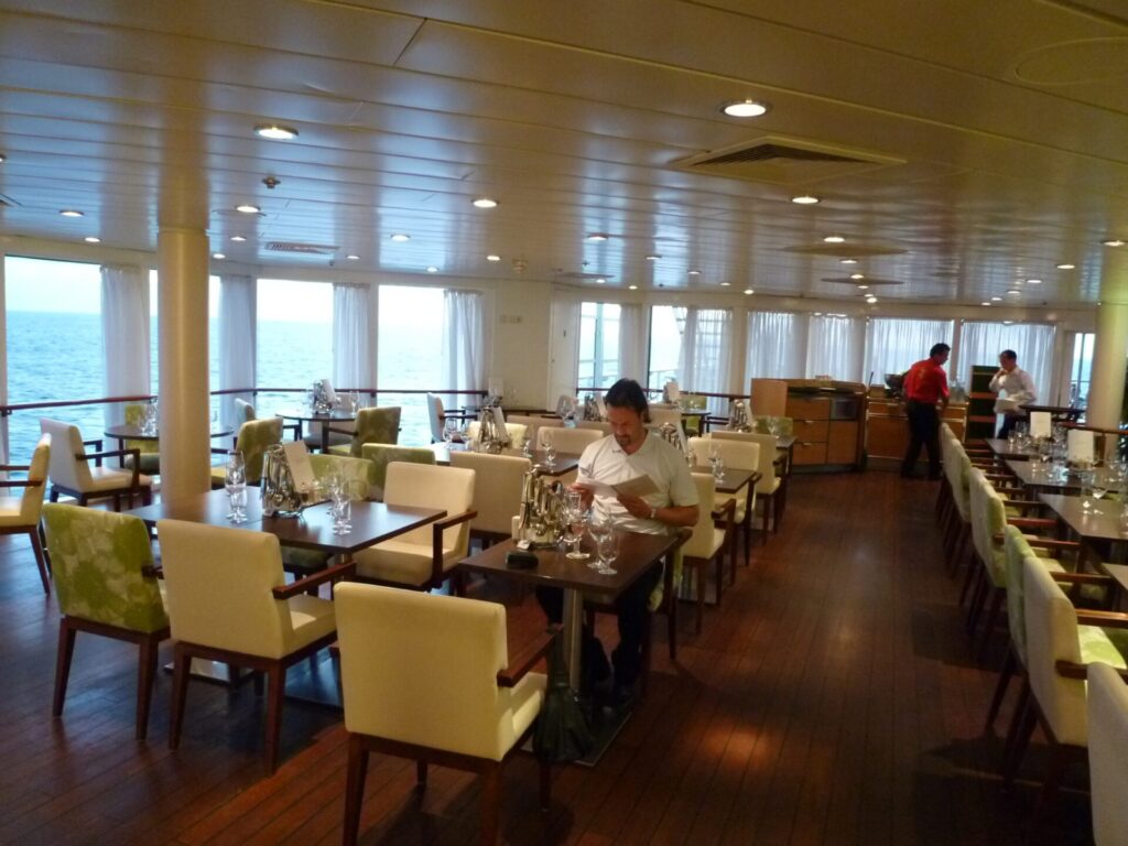Blick in Restaurant auf einem Kreuzfahrtschiff