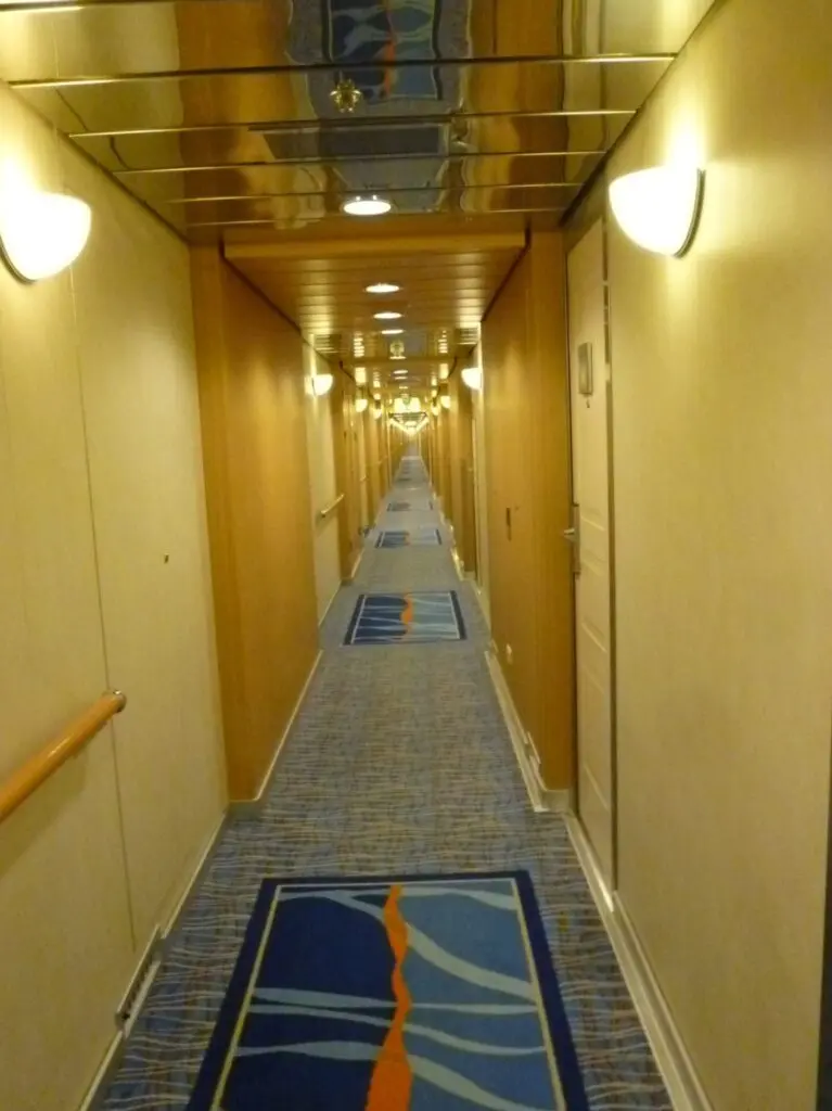 Langer Gang auf einem Kreuzfahrtschiff