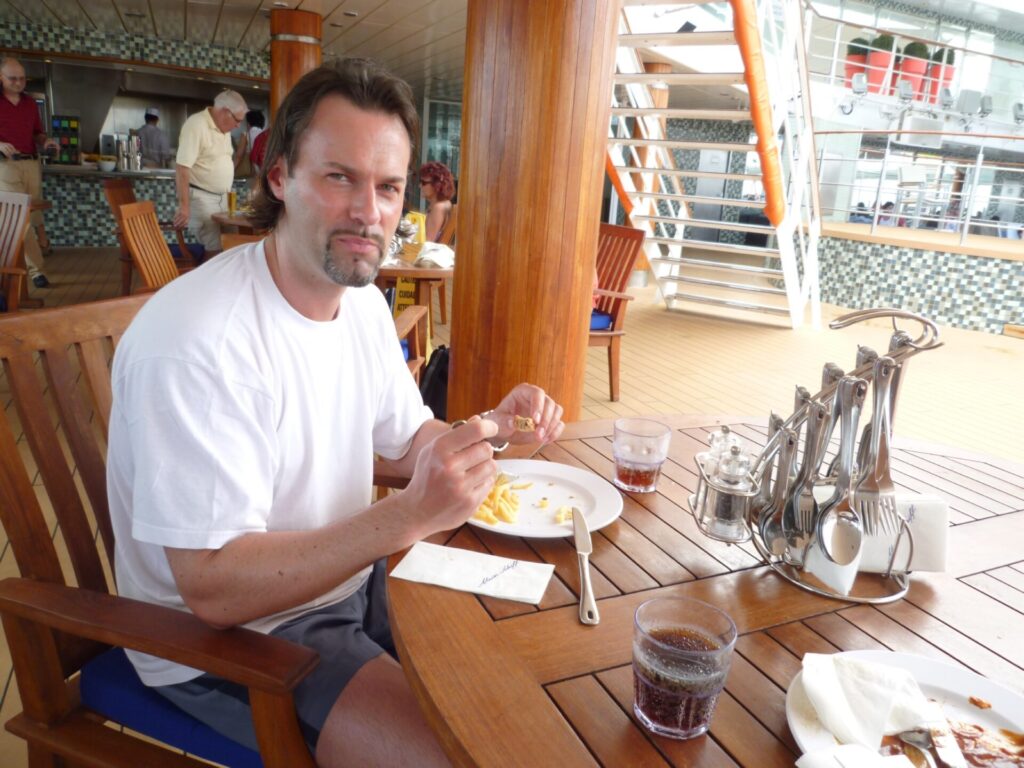 Mann beim Essen auf einem Kreuzfahrtschiff Fasst-Food-Lokal