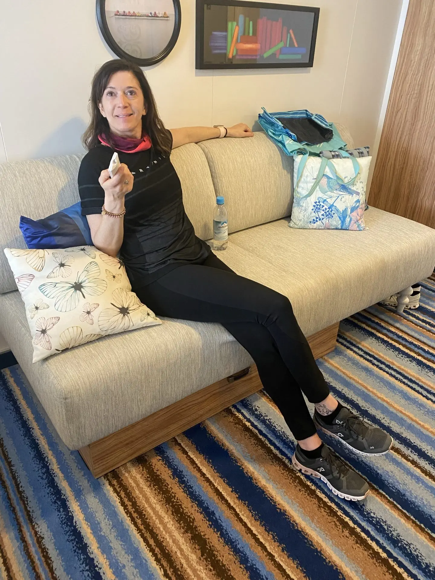 Sofa mit Frau in einer Balkonkabine Kreuzfahrtschiff