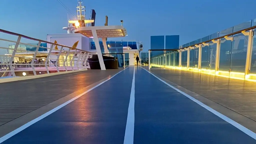 Laufbahn auf einem Kreuzfahrtschiff