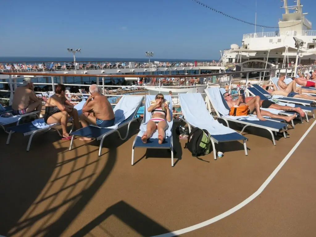 Pooldeck auf Kreuzfahrtschiff