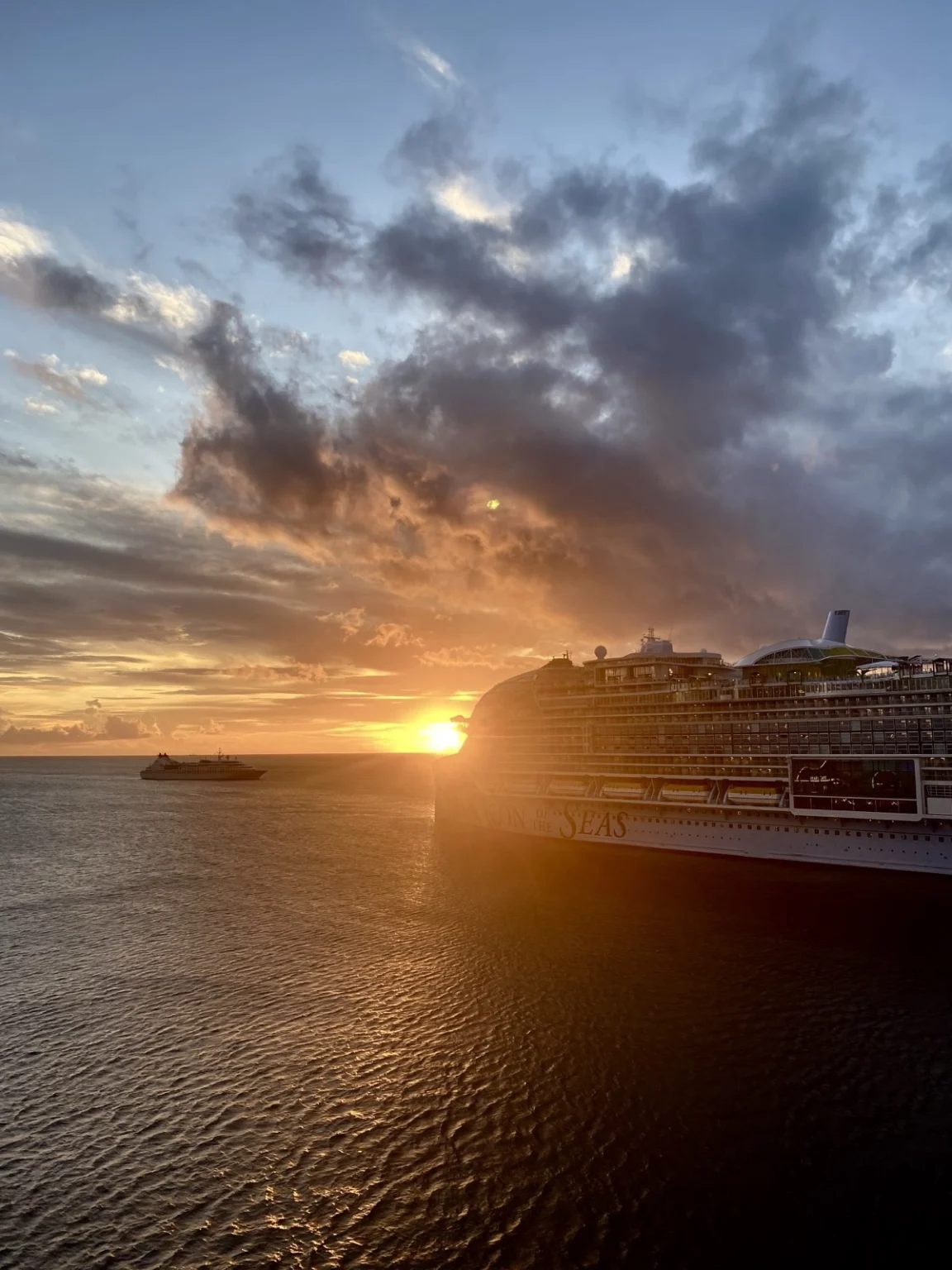 Spektakulärer Kreuzfahrtschiff-Sonnenuntergang in St. Kitts,