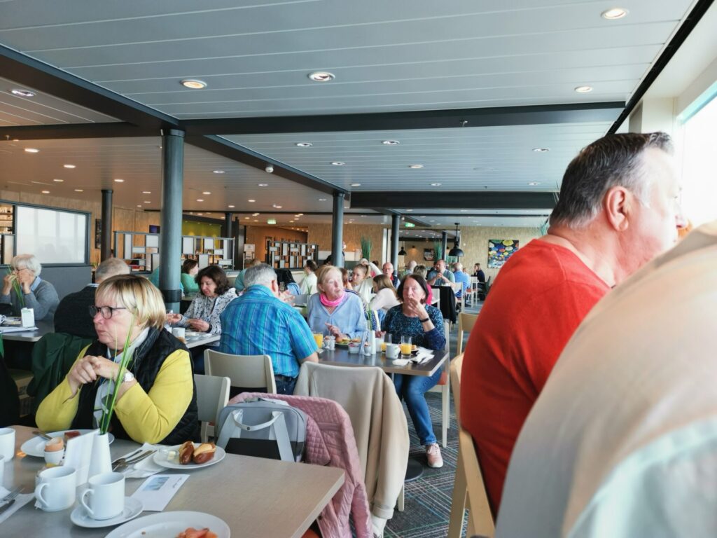 Buffetrestaurant auf einem Kreuzfahrtschiff