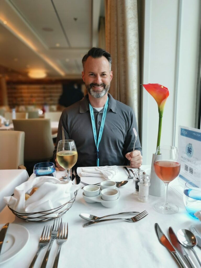 Mann beim Essen auf einem Kreuzfahrschiff