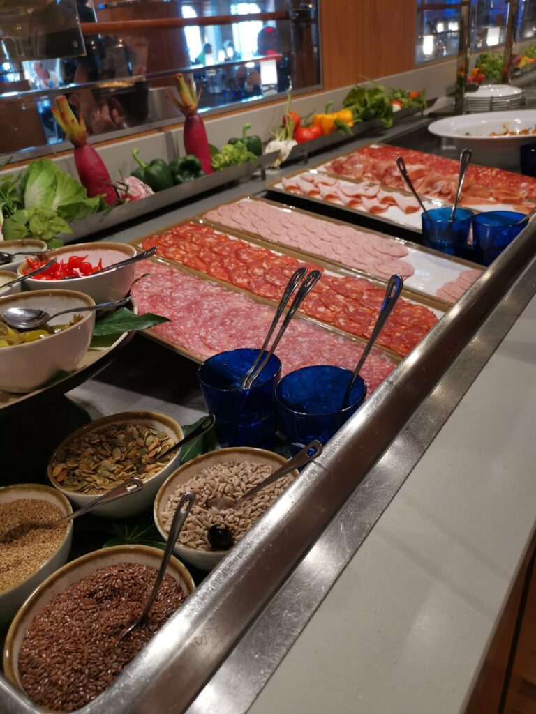 Buffetrestaurant auf einem Kreuzfahrtschiff