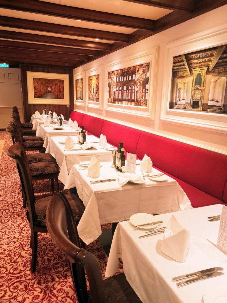Restaurant auf Kreuzfahrtschiff